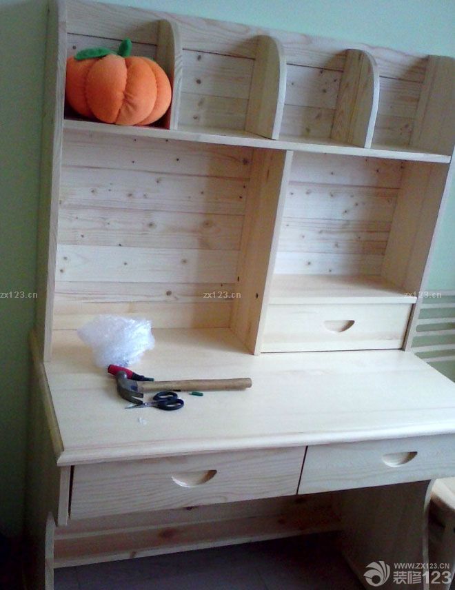 房子歷時幾個月的裝修，裝裝停停的，如果單找工人干活還快一點(diǎn)，裝修公司就是慢。裝完之后又涼了近3個月，放了好多炭包和花草來除甲醛。月初搬進(jìn)去了 還好味道基本上沒了。廢話少說上圖吧。雖說拍照技術(shù)不咋地。