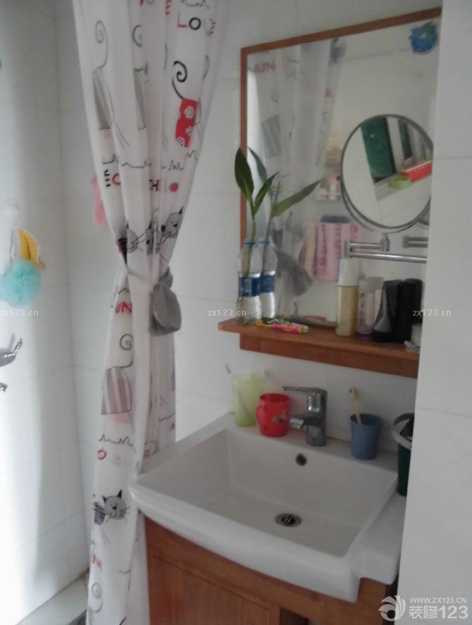 房子歷時幾個月的裝修，裝裝停停的，如果單找工人干活還快一點(diǎn)，裝修公司就是慢。裝完之后又涼了近3個月，放了好多炭包和花草來除甲醛。月初搬進(jìn)去了 還好味道基本上沒了。廢話少說上圖吧。雖說拍照技術(shù)不咋地。