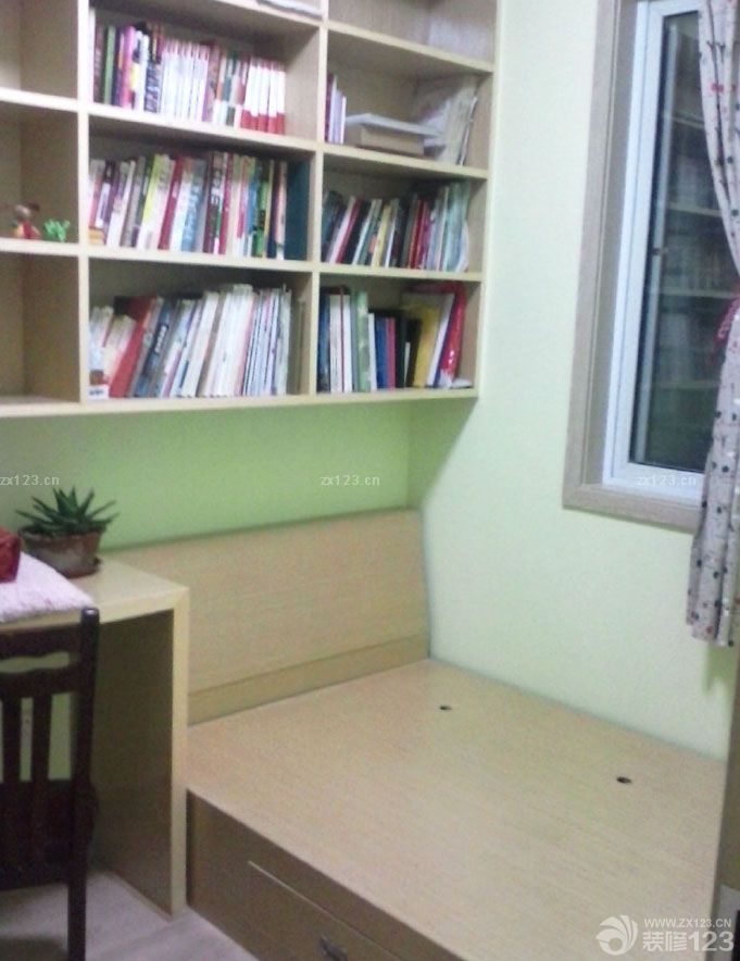 房子歷時幾個月的裝修，裝裝停停的，如果單找工人干活還快一點(diǎn)，裝修公司就是慢。裝完之后又涼了近3個月，放了好多炭包和花草來除甲醛。月初搬進(jìn)去了 還好味道基本上沒了。廢話少說上圖吧。雖說拍照技術(shù)不咋地。