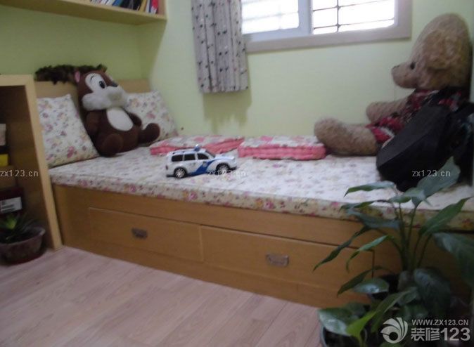 房子歷時幾個月的裝修，裝裝停停的，如果單找工人干活還快一點(diǎn)，裝修公司就是慢。裝完之后又涼了近3個月，放了好多炭包和花草來除甲醛。月初搬進(jìn)去了 還好味道基本上沒了。廢話少說上圖吧。雖說拍照技術(shù)不咋地。