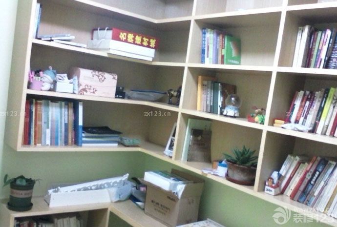 房子歷時幾個月的裝修，裝裝停停的，如果單找工人干活還快一點(diǎn)，裝修公司就是慢。裝完之后又涼了近3個月，放了好多炭包和花草來除甲醛。月初搬進(jìn)去了 還好味道基本上沒了。廢話少說上圖吧。雖說拍照技術(shù)不咋地。