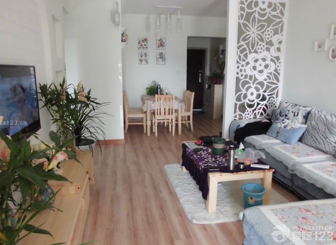 房子歷時幾個月的裝修，裝裝停停的，如果單找工人干活還快一點(diǎn)，裝修公司就是慢。裝完之后又涼了近3個月，放了好多炭包和花草來除甲醛。月初搬進(jìn)去了 還好味道基本上沒了。廢話少說上圖吧。雖說拍照技術(shù)不咋地。