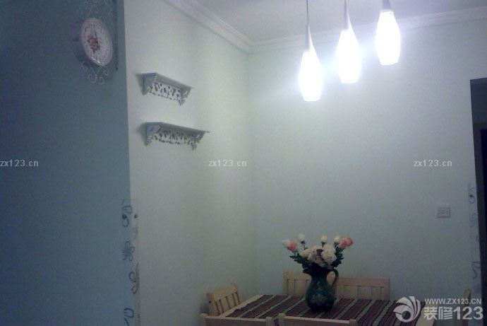 房子歷時幾個月的裝修，裝裝停停的，如果單找工人干活還快一點(diǎn)，裝修公司就是慢。裝完之后又涼了近3個月，放了好多炭包和花草來除甲醛。月初搬進(jìn)去了 還好味道基本上沒了。廢話少說上圖吧。雖說拍照技術(shù)不咋地。