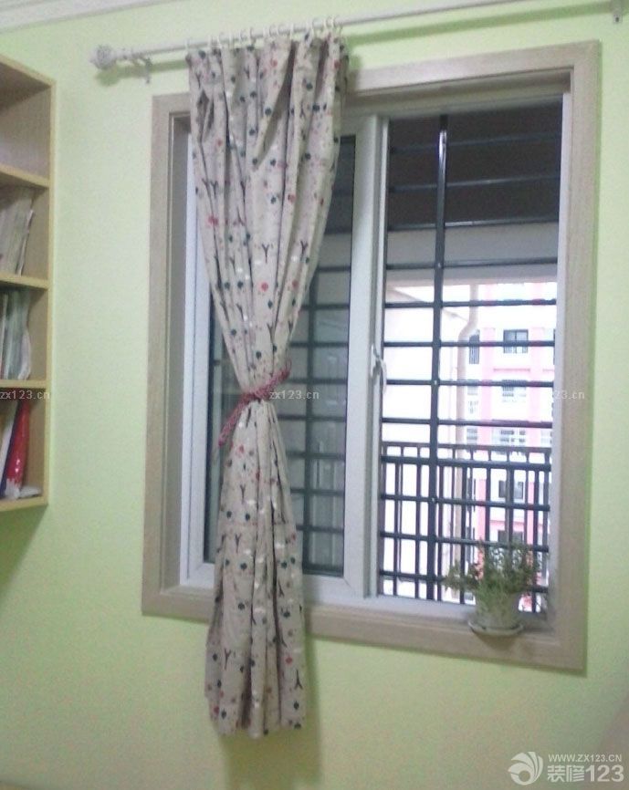 房子歷時幾個月的裝修，裝裝停停的，如果單找工人干活還快一點(diǎn)，裝修公司就是慢。裝完之后又涼了近3個月，放了好多炭包和花草來除甲醛。月初搬進(jìn)去了 還好味道基本上沒了。廢話少說上圖吧。雖說拍照技術(shù)不咋地。