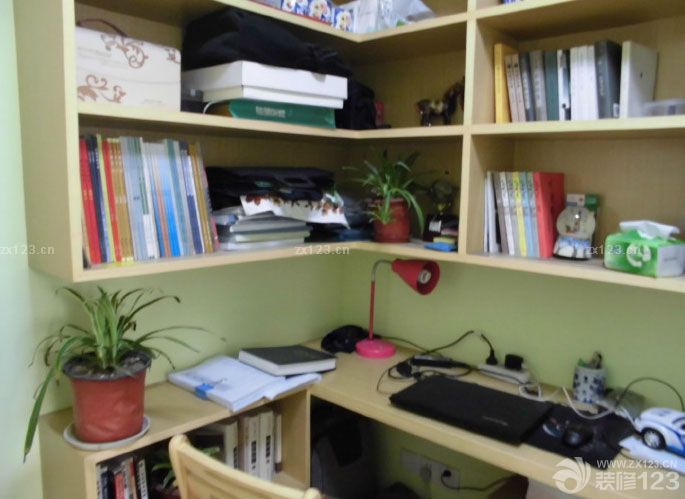 房子歷時幾個月的裝修，裝裝停停的，如果單找工人干活還快一點(diǎn)，裝修公司就是慢。裝完之后又涼了近3個月，放了好多炭包和花草來除甲醛。月初搬進(jìn)去了 還好味道基本上沒了。廢話少說上圖吧。雖說拍照技術(shù)不咋地。