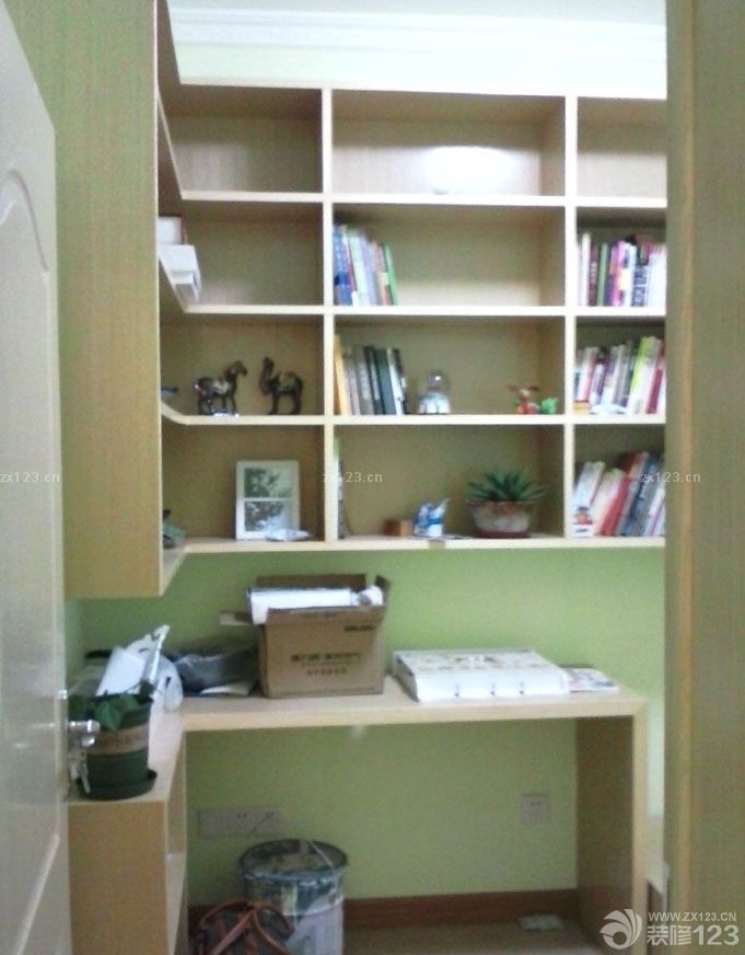 房子歷時幾個月的裝修，裝裝停停的，如果單找工人干活還快一點(diǎn)，裝修公司就是慢。裝完之后又涼了近3個月，放了好多炭包和花草來除甲醛。月初搬進(jìn)去了 還好味道基本上沒了。廢話少說上圖吧。雖說拍照技術(shù)不咋地。