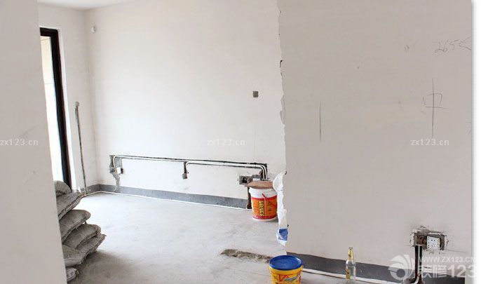 歷經(jīng)10天,終于把水電都布完了.作為總結(jié),也單獨(dú)開一篇日志吧. 廚房 這個(gè)墻角落那里是掛熱水器,以后會(huì)做吊柜隱藏的. 客房主臥也類似的,所以不曬圖啦. 客廳,沙發(fā)背景的墻面,沙發(fā)兩邊分別設(shè)計(jì)了網(wǎng)線和電話線 這個(gè)是客廳電視背景墻一面 進(jìn)門處,水電都是從這里進(jìn)入的 回頭看走道,左邊進(jìn)門是廚房和衛(wèi)生間,右邊進(jìn)門是兩間臥室. 大陽臺(tái),水也牽出來咯 小陽臺(tái)我們作為書房,加了電和網(wǎng)絡(luò)的,可惜照片被我拍曝光了。