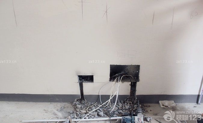 歷經(jīng)10天,終于把水電都布完了.作為總結(jié),也單獨(dú)開一篇日志吧. 廚房 這個(gè)墻角落那里是掛熱水器,以后會(huì)做吊柜隱藏的. 客房主臥也類似的,所以不曬圖啦. 客廳,沙發(fā)背景的墻面,沙發(fā)兩邊分別設(shè)計(jì)了網(wǎng)線和電話線 這個(gè)是客廳電視背景墻一面 進(jìn)門處,水電都是從這里進(jìn)入的 回頭看走道,左邊進(jìn)門是廚房和衛(wèi)生間,右邊進(jìn)門是兩間臥室. 大陽臺(tái),水也牽出來咯 小陽臺(tái)我們作為書房,加了電和網(wǎng)絡(luò)的,可惜照片被我拍曝光了。