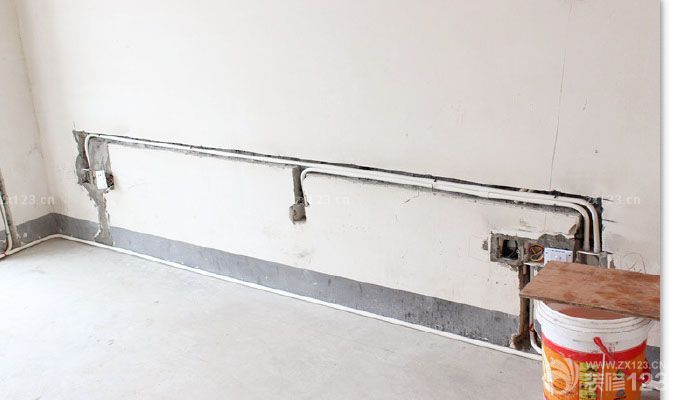 歷經(jīng)10天,終于把水電都布完了.作為總結(jié),也單獨(dú)開一篇日志吧. 廚房 這個(gè)墻角落那里是掛熱水器,以后會(huì)做吊柜隱藏的. 客房主臥也類似的,所以不曬圖啦. 客廳,沙發(fā)背景的墻面,沙發(fā)兩邊分別設(shè)計(jì)了網(wǎng)線和電話線 這個(gè)是客廳電視背景墻一面 進(jìn)門處,水電都是從這里進(jìn)入的 回頭看走道,左邊進(jìn)門是廚房和衛(wèi)生間,右邊進(jìn)門是兩間臥室. 大陽臺(tái),水也牽出來咯 小陽臺(tái)我們作為書房,加了電和網(wǎng)絡(luò)的,可惜照片被我拍曝光了。