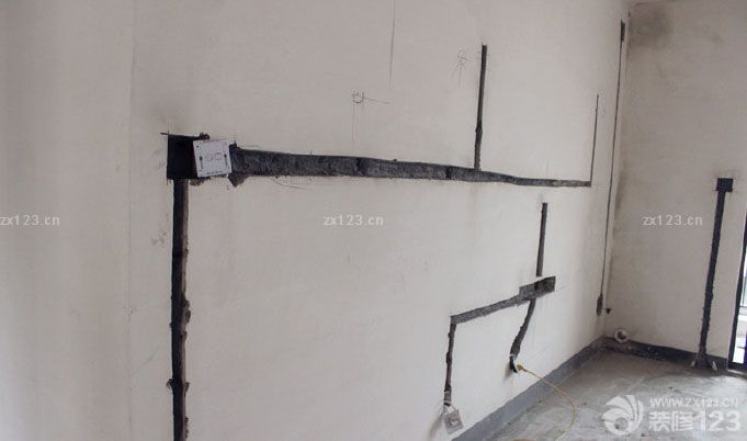 歷經(jīng)10天,終于把水電都布完了.作為總結(jié),也單獨(dú)開一篇日志吧. 廚房 這個(gè)墻角落那里是掛熱水器,以后會(huì)做吊柜隱藏的. 客房主臥也類似的,所以不曬圖啦. 客廳,沙發(fā)背景的墻面,沙發(fā)兩邊分別設(shè)計(jì)了網(wǎng)線和電話線 這個(gè)是客廳電視背景墻一面 進(jìn)門處,水電都是從這里進(jìn)入的 回頭看走道,左邊進(jìn)門是廚房和衛(wèi)生間,右邊進(jìn)門是兩間臥室. 大陽臺(tái),水也牽出來咯 小陽臺(tái)我們作為書房,加了電和網(wǎng)絡(luò)的,可惜照片被我拍曝光了。