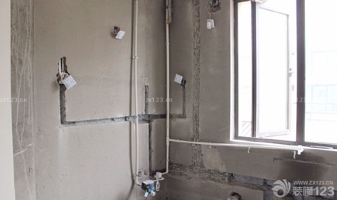 歷經(jīng)10天,終于把水電都布完了.作為總結(jié),也單獨(dú)開一篇日志吧. 廚房 這個(gè)墻角落那里是掛熱水器,以后會(huì)做吊柜隱藏的. 客房主臥也類似的,所以不曬圖啦. 客廳,沙發(fā)背景的墻面,沙發(fā)兩邊分別設(shè)計(jì)了網(wǎng)線和電話線 這個(gè)是客廳電視背景墻一面 進(jìn)門處,水電都是從這里進(jìn)入的 回頭看走道,左邊進(jìn)門是廚房和衛(wèi)生間,右邊進(jìn)門是兩間臥室. 大陽臺(tái),水也牽出來咯 小陽臺(tái)我們作為書房,加了電和網(wǎng)絡(luò)的,可惜照片被我拍曝光了。