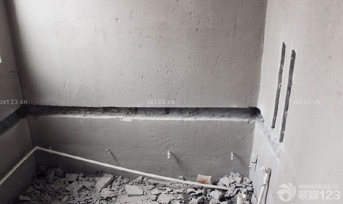 歷經(jīng)10天,終于把水電都布完了.作為總結(jié),也單獨(dú)開一篇日志吧. 廚房 這個(gè)墻角落那里是掛熱水器,以后會(huì)做吊柜隱藏的. 客房主臥也類似的,所以不曬圖啦. 客廳,沙發(fā)背景的墻面,沙發(fā)兩邊分別設(shè)計(jì)了網(wǎng)線和電話線 這個(gè)是客廳電視背景墻一面 進(jìn)門處,水電都是從這里進(jìn)入的 回頭看走道,左邊進(jìn)門是廚房和衛(wèi)生間,右邊進(jìn)門是兩間臥室. 大陽臺(tái),水也牽出來咯 小陽臺(tái)我們作為書房,加了電和網(wǎng)絡(luò)的,可惜照片被我拍曝光了。