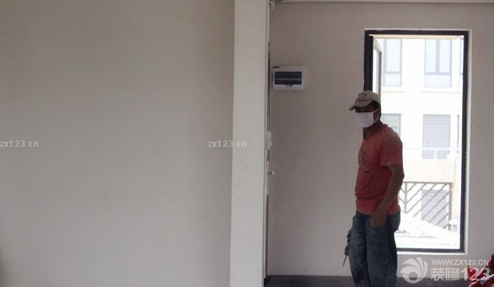 歷經(jīng)10天,終于把水電都布完了.作為總結(jié),也單獨(dú)開一篇日志吧. 廚房 這個(gè)墻角落那里是掛熱水器,以后會(huì)做吊柜隱藏的. 客房主臥也類似的,所以不曬圖啦. 客廳,沙發(fā)背景的墻面,沙發(fā)兩邊分別設(shè)計(jì)了網(wǎng)線和電話線 這個(gè)是客廳電視背景墻一面 進(jìn)門處,水電都是從這里進(jìn)入的 回頭看走道,左邊進(jìn)門是廚房和衛(wèi)生間,右邊進(jìn)門是兩間臥室. 大陽臺(tái),水也牽出來咯 小陽臺(tái)我們作為書房,加了電和網(wǎng)絡(luò)的,可惜照片被我拍曝光了。