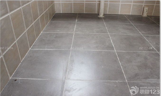 終于盼到下一個(gè)步驟了,一直水電的,布完了,還和原來一樣,一點(diǎn)效果也看不到.購買瓷磚我們就花了一個(gè)下午就全部選定了,主要是自己心里已經(jīng)想要了要什么樣效果的.也沒有多逛,選中就定了,怕看多了自己又混亂了,呵呵. 這個(gè)是廚房的墻面和地面瓷磚.其實(shí)最擔(dān)心的還是這個(gè)墻面磚,因?yàn)槭遣噬呐耯old不住,但是因?yàn)榧依镏魃歼x的很素的顏色了,想有個(gè)跳躍些的,猶豫再三后,還是覺得廚房墻面用彩色的了。