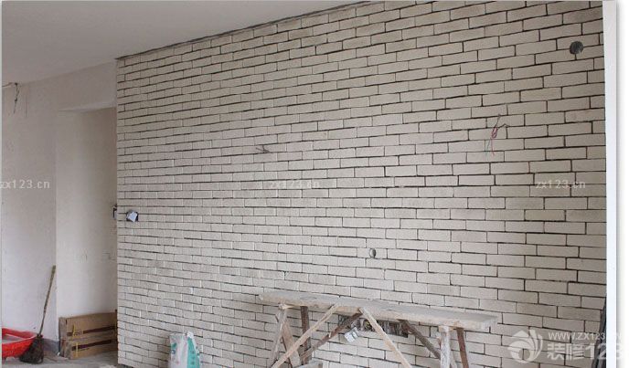 終于盼到下一個(gè)步驟了,一直水電的,布完了,還和原來一樣,一點(diǎn)效果也看不到.購買瓷磚我們就花了一個(gè)下午就全部選定了,主要是自己心里已經(jīng)想要了要什么樣效果的.也沒有多逛,選中就定了,怕看多了自己又混亂了,呵呵. 這個(gè)是廚房的墻面和地面瓷磚.其實(shí)最擔(dān)心的還是這個(gè)墻面磚,因?yàn)槭遣噬呐耯old不住,但是因?yàn)榧依镏魃歼x的很素的顏色了,想有個(gè)跳躍些的,猶豫再三后,還是覺得廚房墻面用彩色的了。