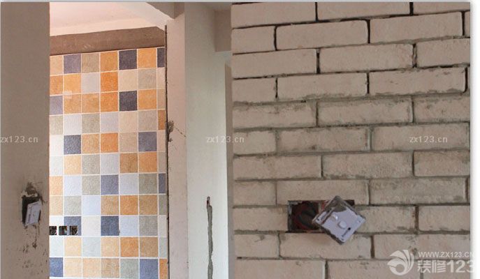 終于盼到下一個(gè)步驟了,一直水電的,布完了,還和原來一樣,一點(diǎn)效果也看不到.購買瓷磚我們就花了一個(gè)下午就全部選定了,主要是自己心里已經(jīng)想要了要什么樣效果的.也沒有多逛,選中就定了,怕看多了自己又混亂了,呵呵. 這個(gè)是廚房的墻面和地面瓷磚.其實(shí)最擔(dān)心的還是這個(gè)墻面磚,因?yàn)槭遣噬呐耯old不住,但是因?yàn)榧依镏魃歼x的很素的顏色了,想有個(gè)跳躍些的,猶豫再三后,還是覺得廚房墻面用彩色的了。