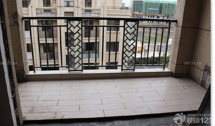 終于盼到下一個(gè)步驟了,一直水電的,布完了,還和原來一樣,一點(diǎn)效果也看不到.購買瓷磚我們就花了一個(gè)下午就全部選定了,主要是自己心里已經(jīng)想要了要什么樣效果的.也沒有多逛,選中就定了,怕看多了自己又混亂了,呵呵. 這個(gè)是廚房的墻面和地面瓷磚.其實(shí)最擔(dān)心的還是這個(gè)墻面磚,因?yàn)槭遣噬呐耯old不住,但是因?yàn)榧依镏魃歼x的很素的顏色了,想有個(gè)跳躍些的,猶豫再三后,還是覺得廚房墻面用彩色的了。