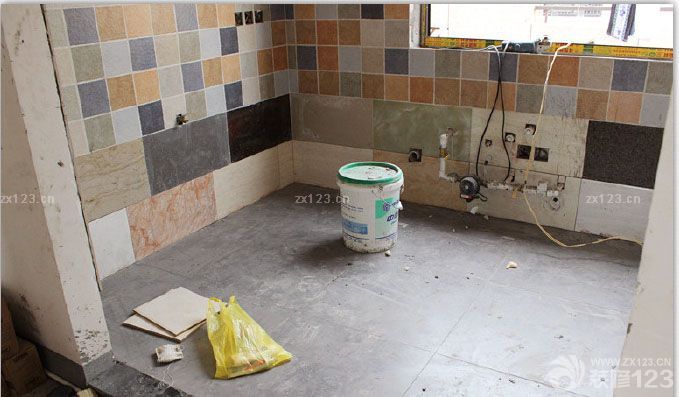 終于盼到下一個(gè)步驟了,一直水電的,布完了,還和原來一樣,一點(diǎn)效果也看不到.購買瓷磚我們就花了一個(gè)下午就全部選定了,主要是自己心里已經(jīng)想要了要什么樣效果的.也沒有多逛,選中就定了,怕看多了自己又混亂了,呵呵. 這個(gè)是廚房的墻面和地面瓷磚.其實(shí)最擔(dān)心的還是這個(gè)墻面磚,因?yàn)槭遣噬呐耯old不住,但是因?yàn)榧依镏魃歼x的很素的顏色了,想有個(gè)跳躍些的,猶豫再三后,還是覺得廚房墻面用彩色的了。