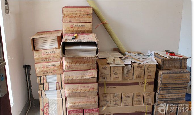 終于盼到下一個(gè)步驟了,一直水電的,布完了,還和原來一樣,一點(diǎn)效果也看不到.購買瓷磚我們就花了一個(gè)下午就全部選定了,主要是自己心里已經(jīng)想要了要什么樣效果的.也沒有多逛,選中就定了,怕看多了自己又混亂了,呵呵. 這個(gè)是廚房的墻面和地面瓷磚.其實(shí)最擔(dān)心的還是這個(gè)墻面磚,因?yàn)槭遣噬呐耯old不住,但是因?yàn)榧依镏魃歼x的很素的顏色了,想有個(gè)跳躍些的,猶豫再三后,還是覺得廚房墻面用彩色的了。