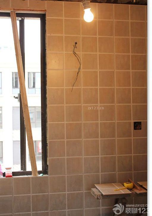 終于盼到下一個(gè)步驟了,一直水電的,布完了,還和原來一樣,一點(diǎn)效果也看不到.購買瓷磚我們就花了一個(gè)下午就全部選定了,主要是自己心里已經(jīng)想要了要什么樣效果的.也沒有多逛,選中就定了,怕看多了自己又混亂了,呵呵. 這個(gè)是廚房的墻面和地面瓷磚.其實(shí)最擔(dān)心的還是這個(gè)墻面磚,因?yàn)槭遣噬呐耯old不住,但是因?yàn)榧依镏魃歼x的很素的顏色了,想有個(gè)跳躍些的,猶豫再三后,還是覺得廚房墻面用彩色的了。