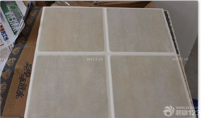 終于盼到下一個(gè)步驟了,一直水電的,布完了,還和原來一樣,一點(diǎn)效果也看不到.購買瓷磚我們就花了一個(gè)下午就全部選定了,主要是自己心里已經(jīng)想要了要什么樣效果的.也沒有多逛,選中就定了,怕看多了自己又混亂了,呵呵. 這個(gè)是廚房的墻面和地面瓷磚.其實(shí)最擔(dān)心的還是這個(gè)墻面磚,因?yàn)槭遣噬呐耯old不住,但是因?yàn)榧依镏魃歼x的很素的顏色了,想有個(gè)跳躍些的,猶豫再三后,還是覺得廚房墻面用彩色的了。