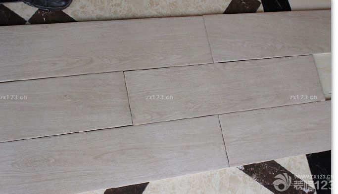 終于盼到下一個(gè)步驟了,一直水電的,布完了,還和原來一樣,一點(diǎn)效果也看不到.購買瓷磚我們就花了一個(gè)下午就全部選定了,主要是自己心里已經(jīng)想要了要什么樣效果的.也沒有多逛,選中就定了,怕看多了自己又混亂了,呵呵. 這個(gè)是廚房的墻面和地面瓷磚.其實(shí)最擔(dān)心的還是這個(gè)墻面磚,因?yàn)槭遣噬呐耯old不住,但是因?yàn)榧依镏魃歼x的很素的顏色了,想有個(gè)跳躍些的,猶豫再三后,還是覺得廚房墻面用彩色的了。