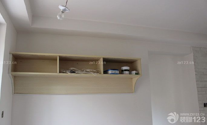 過了整整兩個(gè)多月，隔壁和我們一起開始裝修的都住進(jìn)去一段時(shí)間咯.使得我們更是各種盼丫，希望接下來能一切順利完成。 由于裝修風(fēng)格事先沒有做具體效果圖,都是裝修過程我們自己一點(diǎn)一點(diǎn)混搭出來的,所以也說不出屬于什么類型風(fēng)格的,只有完成了才知道效果吧,這樣多了風(fēng)險(xiǎn),也多了些期待. 漫長的兩個(gè)月只有些小改動(dòng)了，加了柜子，進(jìn)門處加了最簡潔的吊頂，廚房和衛(wèi)生間的吊頂也加上了。