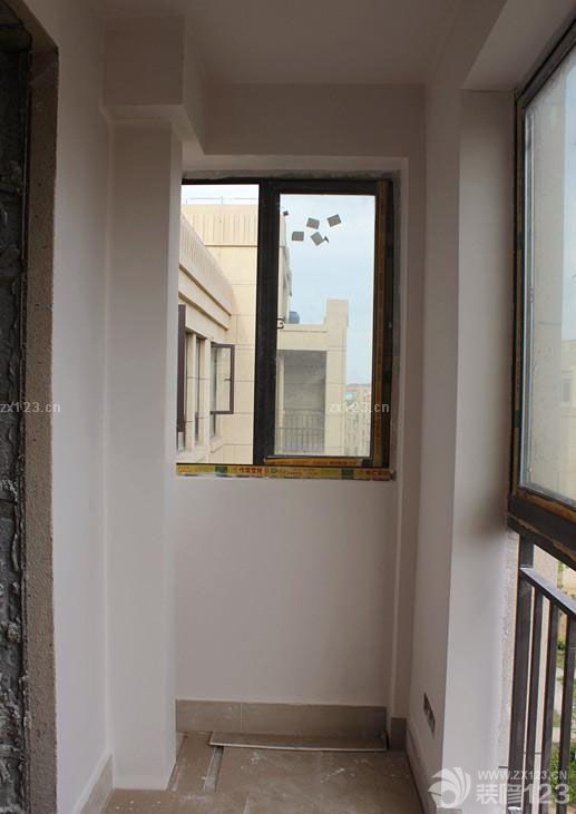 過了整整兩個(gè)多月，隔壁和我們一起開始裝修的都住進(jìn)去一段時(shí)間咯.使得我們更是各種盼丫，希望接下來能一切順利完成。 由于裝修風(fēng)格事先沒有做具體效果圖,都是裝修過程我們自己一點(diǎn)一點(diǎn)混搭出來的,所以也說不出屬于什么類型風(fēng)格的,只有完成了才知道效果吧,這樣多了風(fēng)險(xiǎn),也多了些期待. 漫長的兩個(gè)月只有些小改動(dòng)了，加了柜子，進(jìn)門處加了最簡潔的吊頂，廚房和衛(wèi)生間的吊頂也加上了。