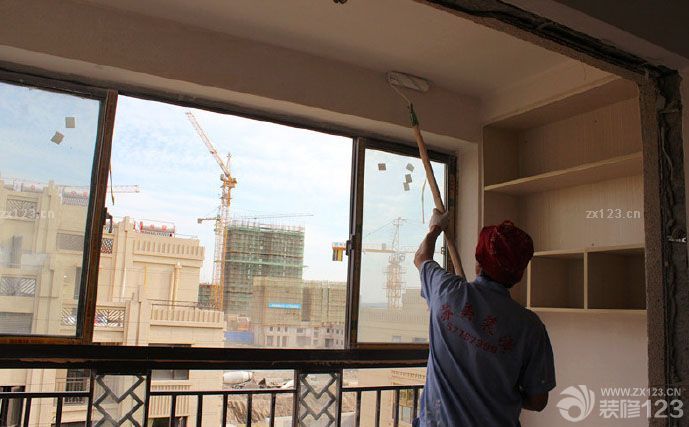 過了整整兩個(gè)多月，隔壁和我們一起開始裝修的都住進(jìn)去一段時(shí)間咯.使得我們更是各種盼丫，希望接下來能一切順利完成。 由于裝修風(fēng)格事先沒有做具體效果圖,都是裝修過程我們自己一點(diǎn)一點(diǎn)混搭出來的,所以也說不出屬于什么類型風(fēng)格的,只有完成了才知道效果吧,這樣多了風(fēng)險(xiǎn),也多了些期待. 漫長的兩個(gè)月只有些小改動(dòng)了，加了柜子，進(jìn)門處加了最簡潔的吊頂，廚房和衛(wèi)生間的吊頂也加上了。