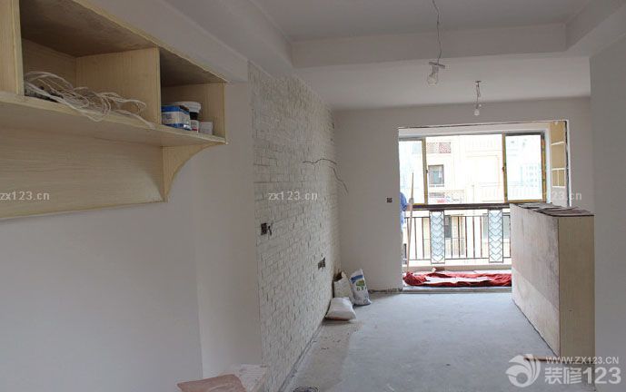 過了整整兩個(gè)多月，隔壁和我們一起開始裝修的都住進(jìn)去一段時(shí)間咯.使得我們更是各種盼丫，希望接下來能一切順利完成。 由于裝修風(fēng)格事先沒有做具體效果圖,都是裝修過程我們自己一點(diǎn)一點(diǎn)混搭出來的,所以也說不出屬于什么類型風(fēng)格的,只有完成了才知道效果吧,這樣多了風(fēng)險(xiǎn),也多了些期待. 漫長的兩個(gè)月只有些小改動(dòng)了，加了柜子，進(jìn)門處加了最簡潔的吊頂，廚房和衛(wèi)生間的吊頂也加上了。