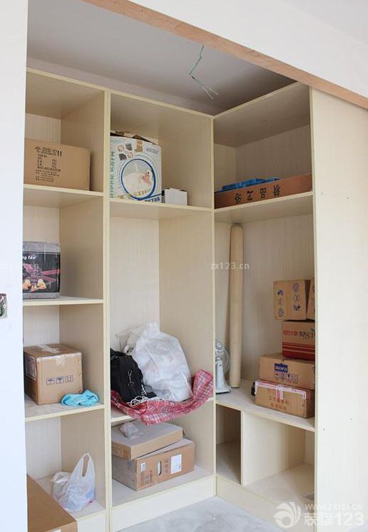 過了整整兩個(gè)多月，隔壁和我們一起開始裝修的都住進(jìn)去一段時(shí)間咯.使得我們更是各種盼丫，希望接下來能一切順利完成。 由于裝修風(fēng)格事先沒有做具體效果圖,都是裝修過程我們自己一點(diǎn)一點(diǎn)混搭出來的,所以也說不出屬于什么類型風(fēng)格的,只有完成了才知道效果吧,這樣多了風(fēng)險(xiǎn),也多了些期待. 漫長的兩個(gè)月只有些小改動(dòng)了，加了柜子，進(jìn)門處加了最簡潔的吊頂，廚房和衛(wèi)生間的吊頂也加上了。