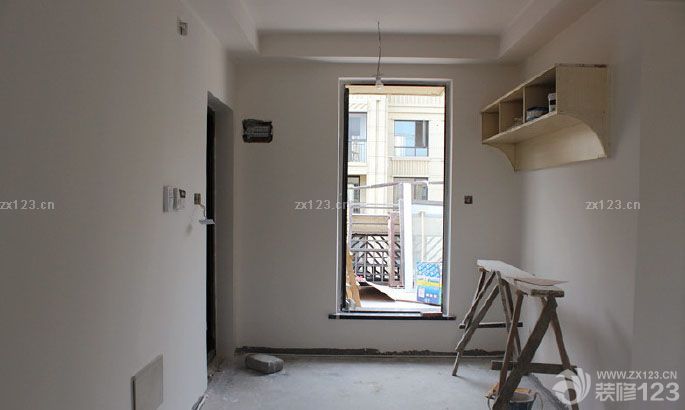 過了整整兩個(gè)多月，隔壁和我們一起開始裝修的都住進(jìn)去一段時(shí)間咯.使得我們更是各種盼丫，希望接下來能一切順利完成。 由于裝修風(fēng)格事先沒有做具體效果圖,都是裝修過程我們自己一點(diǎn)一點(diǎn)混搭出來的,所以也說不出屬于什么類型風(fēng)格的,只有完成了才知道效果吧,這樣多了風(fēng)險(xiǎn),也多了些期待. 漫長的兩個(gè)月只有些小改動(dòng)了，加了柜子，進(jìn)門處加了最簡潔的吊頂，廚房和衛(wèi)生間的吊頂也加上了。