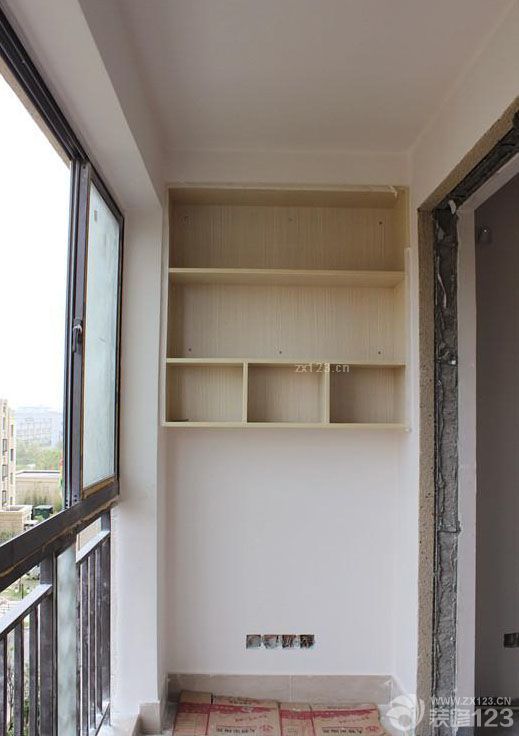 過了整整兩個(gè)多月，隔壁和我們一起開始裝修的都住進(jìn)去一段時(shí)間咯.使得我們更是各種盼丫，希望接下來能一切順利完成。 由于裝修風(fēng)格事先沒有做具體效果圖,都是裝修過程我們自己一點(diǎn)一點(diǎn)混搭出來的,所以也說不出屬于什么類型風(fēng)格的,只有完成了才知道效果吧,這樣多了風(fēng)險(xiǎn),也多了些期待. 漫長的兩個(gè)月只有些小改動(dòng)了，加了柜子，進(jìn)門處加了最簡潔的吊頂，廚房和衛(wèi)生間的吊頂也加上了。