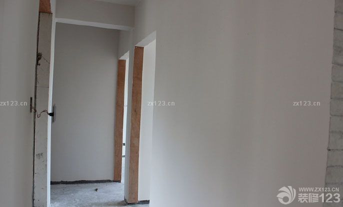 過了整整兩個(gè)多月，隔壁和我們一起開始裝修的都住進(jìn)去一段時(shí)間咯.使得我們更是各種盼丫，希望接下來能一切順利完成。 由于裝修風(fēng)格事先沒有做具體效果圖,都是裝修過程我們自己一點(diǎn)一點(diǎn)混搭出來的,所以也說不出屬于什么類型風(fēng)格的,只有完成了才知道效果吧,這樣多了風(fēng)險(xiǎn),也多了些期待. 漫長的兩個(gè)月只有些小改動(dòng)了，加了柜子，進(jìn)門處加了最簡潔的吊頂，廚房和衛(wèi)生間的吊頂也加上了。