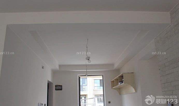 過了整整兩個(gè)多月，隔壁和我們一起開始裝修的都住進(jìn)去一段時(shí)間咯.使得我們更是各種盼丫，希望接下來能一切順利完成。 由于裝修風(fēng)格事先沒有做具體效果圖,都是裝修過程我們自己一點(diǎn)一點(diǎn)混搭出來的,所以也說不出屬于什么類型風(fēng)格的,只有完成了才知道效果吧,這樣多了風(fēng)險(xiǎn),也多了些期待. 漫長的兩個(gè)月只有些小改動(dòng)了，加了柜子，進(jìn)門處加了最簡潔的吊頂，廚房和衛(wèi)生間的吊頂也加上了。