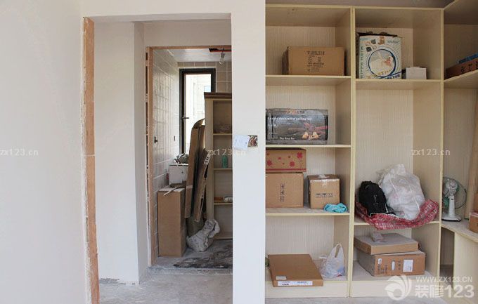 過了整整兩個(gè)多月，隔壁和我們一起開始裝修的都住進(jìn)去一段時(shí)間咯.使得我們更是各種盼丫，希望接下來能一切順利完成。 由于裝修風(fēng)格事先沒有做具體效果圖,都是裝修過程我們自己一點(diǎn)一點(diǎn)混搭出來的,所以也說不出屬于什么類型風(fēng)格的,只有完成了才知道效果吧,這樣多了風(fēng)險(xiǎn),也多了些期待. 漫長的兩個(gè)月只有些小改動(dòng)了，加了柜子，進(jìn)門處加了最簡潔的吊頂，廚房和衛(wèi)生間的吊頂也加上了。