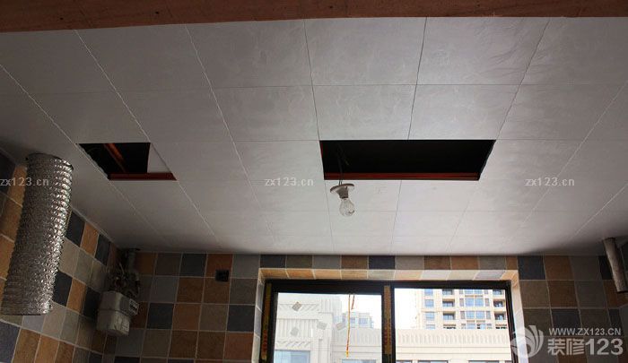 過了整整兩個(gè)多月，隔壁和我們一起開始裝修的都住進(jìn)去一段時(shí)間咯.使得我們更是各種盼丫，希望接下來能一切順利完成。 由于裝修風(fēng)格事先沒有做具體效果圖,都是裝修過程我們自己一點(diǎn)一點(diǎn)混搭出來的,所以也說不出屬于什么類型風(fēng)格的,只有完成了才知道效果吧,這樣多了風(fēng)險(xiǎn),也多了些期待. 漫長的兩個(gè)月只有些小改動(dòng)了，加了柜子，進(jìn)門處加了最簡潔的吊頂，廚房和衛(wèi)生間的吊頂也加上了。