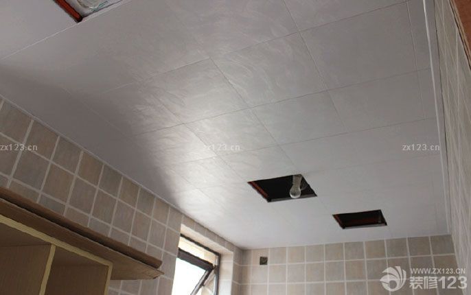 過了整整兩個(gè)多月，隔壁和我們一起開始裝修的都住進(jìn)去一段時(shí)間咯.使得我們更是各種盼丫，希望接下來能一切順利完成。 由于裝修風(fēng)格事先沒有做具體效果圖,都是裝修過程我們自己一點(diǎn)一點(diǎn)混搭出來的,所以也說不出屬于什么類型風(fēng)格的,只有完成了才知道效果吧,這樣多了風(fēng)險(xiǎn),也多了些期待. 漫長的兩個(gè)月只有些小改動(dòng)了，加了柜子，進(jìn)門處加了最簡潔的吊頂，廚房和衛(wèi)生間的吊頂也加上了。