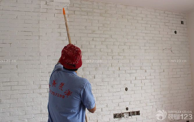 過了整整兩個(gè)多月，隔壁和我們一起開始裝修的都住進(jìn)去一段時(shí)間咯.使得我們更是各種盼丫，希望接下來能一切順利完成。 由于裝修風(fēng)格事先沒有做具體效果圖,都是裝修過程我們自己一點(diǎn)一點(diǎn)混搭出來的,所以也說不出屬于什么類型風(fēng)格的,只有完成了才知道效果吧,這樣多了風(fēng)險(xiǎn),也多了些期待. 漫長的兩個(gè)月只有些小改動(dòng)了，加了柜子，進(jìn)門處加了最簡潔的吊頂，廚房和衛(wèi)生間的吊頂也加上了。