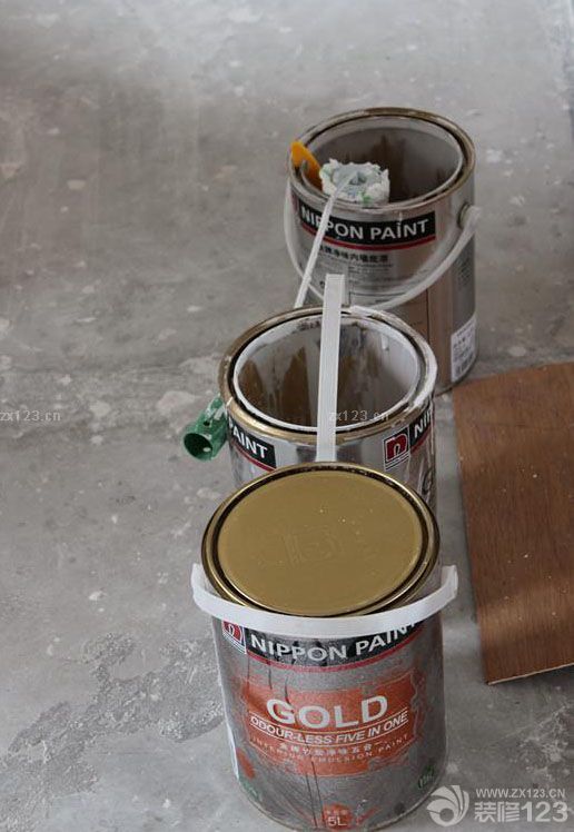 過了整整兩個(gè)多月，隔壁和我們一起開始裝修的都住進(jìn)去一段時(shí)間咯.使得我們更是各種盼丫，希望接下來能一切順利完成。 由于裝修風(fēng)格事先沒有做具體效果圖,都是裝修過程我們自己一點(diǎn)一點(diǎn)混搭出來的,所以也說不出屬于什么類型風(fēng)格的,只有完成了才知道效果吧,這樣多了風(fēng)險(xiǎn),也多了些期待. 漫長的兩個(gè)月只有些小改動(dòng)了，加了柜子，進(jìn)門處加了最簡潔的吊頂，廚房和衛(wèi)生間的吊頂也加上了。