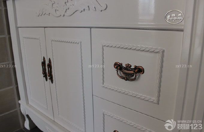 終于等到搬家的這一天了。進(jìn)屋的時(shí)候看到這溫馨漂亮的小窩，想想這一路走來的汗水和辛苦都不覺得累了。家不需要太大，只要和最愛的人在一起就是溫馨幸福的。