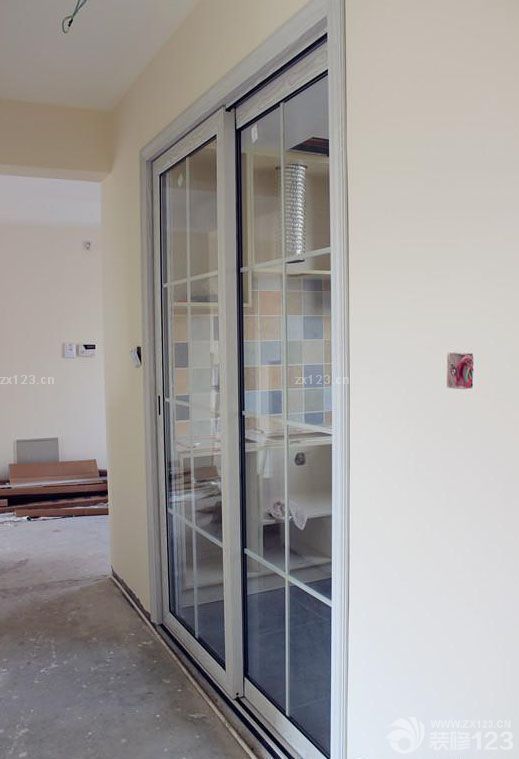 終于等到搬家的這一天了。進(jìn)屋的時(shí)候看到這溫馨漂亮的小窩，想想這一路走來的汗水和辛苦都不覺得累了。家不需要太大，只要和最愛的人在一起就是溫馨幸福的。