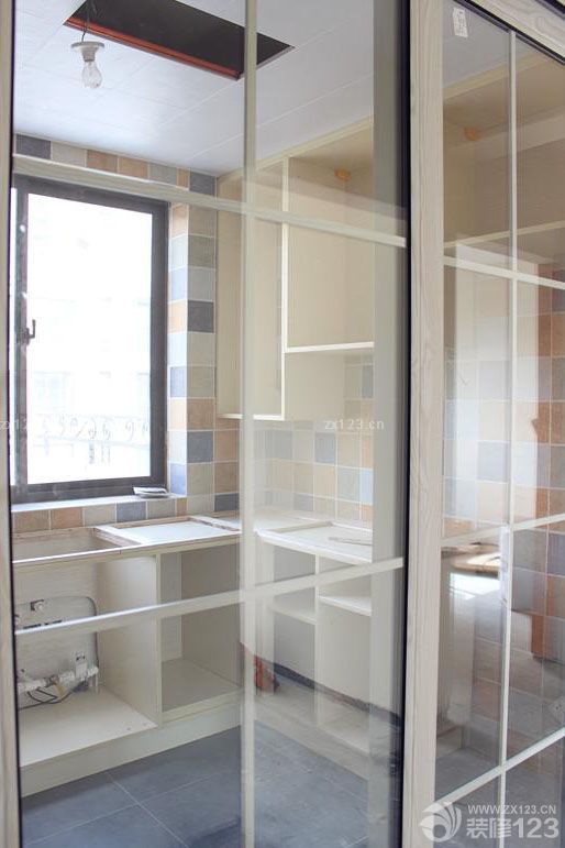 終于等到搬家的這一天了。進(jìn)屋的時(shí)候看到這溫馨漂亮的小窩，想想這一路走來的汗水和辛苦都不覺得累了。家不需要太大，只要和最愛的人在一起就是溫馨幸福的。