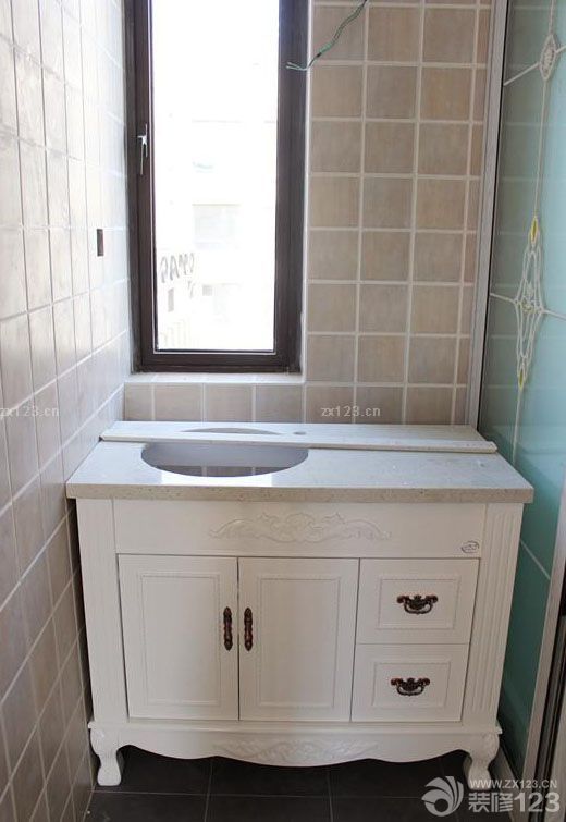 終于等到搬家的這一天了。進(jìn)屋的時(shí)候看到這溫馨漂亮的小窩，想想這一路走來的汗水和辛苦都不覺得累了。家不需要太大，只要和最愛的人在一起就是溫馨幸福的。