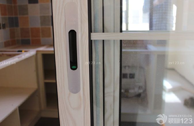 終于等到搬家的這一天了。進(jìn)屋的時(shí)候看到這溫馨漂亮的小窩，想想這一路走來的汗水和辛苦都不覺得累了。家不需要太大，只要和最愛的人在一起就是溫馨幸福的。