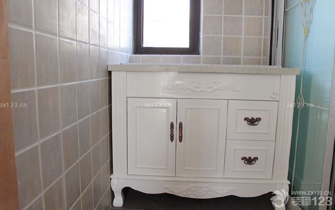 終于等到搬家的這一天了。進(jìn)屋的時(shí)候看到這溫馨漂亮的小窩，想想這一路走來的汗水和辛苦都不覺得累了。家不需要太大，只要和最愛的人在一起就是溫馨幸福的。