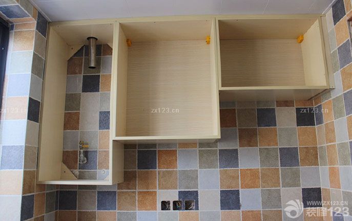 終于等到搬家的這一天了。進(jìn)屋的時(shí)候看到這溫馨漂亮的小窩，想想這一路走來的汗水和辛苦都不覺得累了。家不需要太大，只要和最愛的人在一起就是溫馨幸福的。