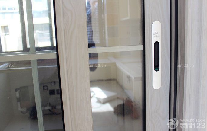 終于等到搬家的這一天了。進(jìn)屋的時(shí)候看到這溫馨漂亮的小窩，想想這一路走來的汗水和辛苦都不覺得累了。家不需要太大，只要和最愛的人在一起就是溫馨幸福的。