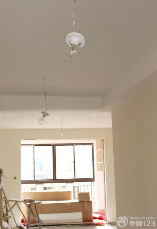 終于等到搬家的這一天了。進(jìn)屋的時(shí)候看到這溫馨漂亮的小窩，想想這一路走來的汗水和辛苦都不覺得累了。家不需要太大，只要和最愛的人在一起就是溫馨幸福的。