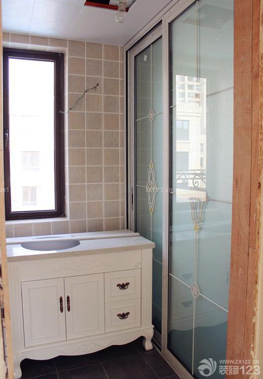 終于等到搬家的這一天了。進(jìn)屋的時(shí)候看到這溫馨漂亮的小窩，想想這一路走來的汗水和辛苦都不覺得累了。家不需要太大，只要和最愛的人在一起就是溫馨幸福的。